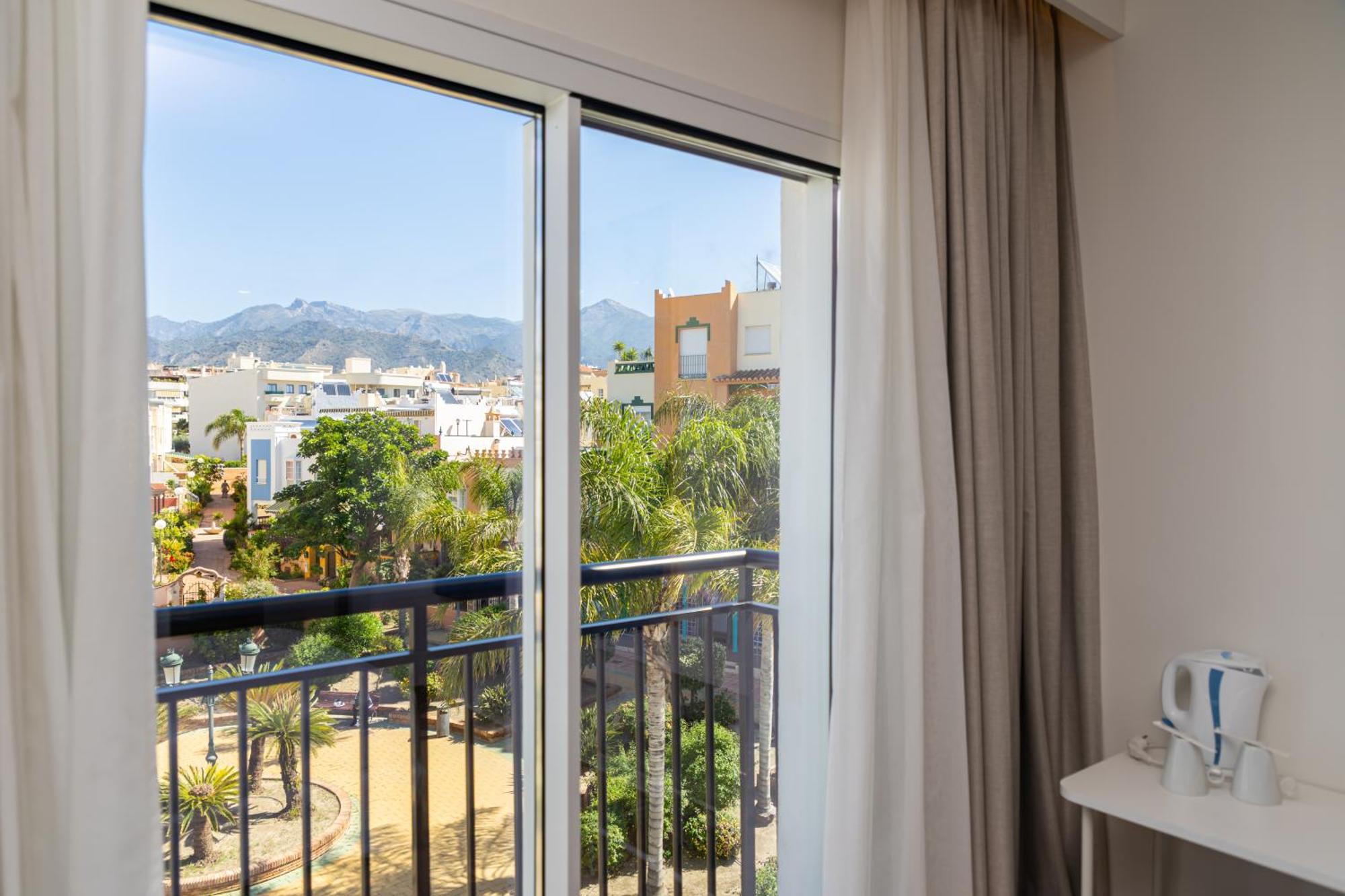 Perla Marina Hotel Nerja Bagian luar foto